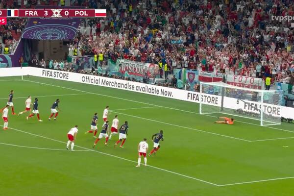 Lewandowski uratowany. Polak potrzebował dwóch prób, by wykorzystać rzut karny [WIDEO]