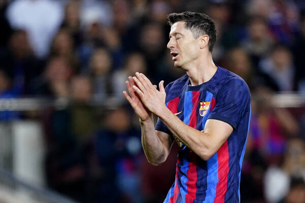 Gol Lewandowskiego nie wystarczył! FC Barcelona przegrała po indywidualnych błędach liderów [WIDEO]