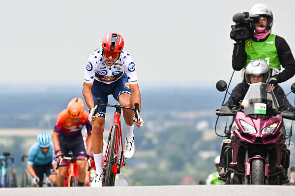 Niebezpieczny wypadek na trasie Tour de Pologne. Ucierpieli kibice, kolarze chcieli przerwać wyścig