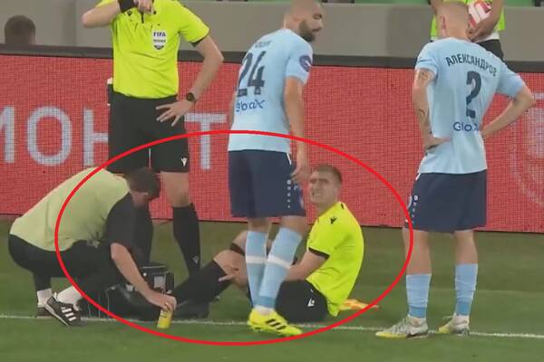Bolesna kontuzja... sędziego liniowego. Niecodzienna sytuacja podczas meczu byłego klubu Polaków [WIDEO]