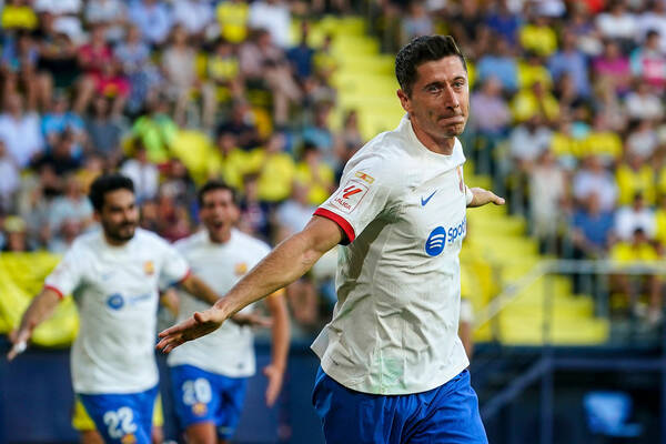 "Powolny, niezdarny z piłką przy nodze. Niepokojące". Robert Lewandowski w ogniu krytyki mimo zdobytej bramki