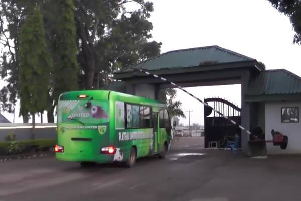 Dowiedzieli się o odwołaniu meczu w trakcie... podróży na stadion. Sceny niczym z kabaretu [WIDEO]