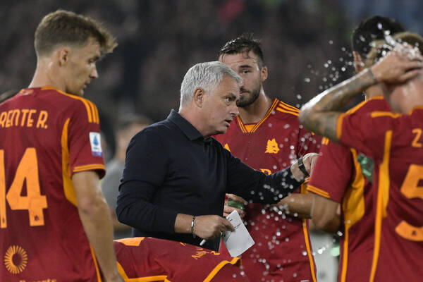 "Trudno jest grać na takim boisku". Jose Mourinho narzekał po stracie punktów AS Romy