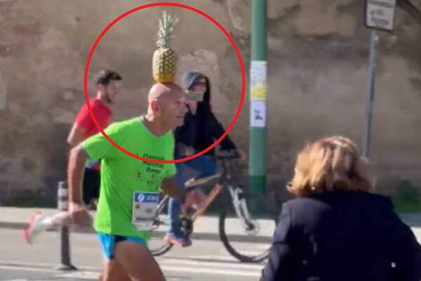 Przebiegł maraton... z owocem na głowie. Teraz tłumaczy komiczną decyzję [WIDEO]