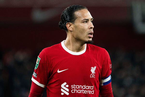 Media: Van Dijk bliski odejścia! Liverpool wytypował następcę