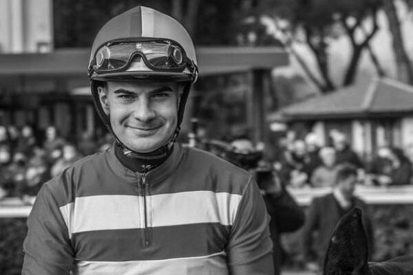 Dramat na torze wyścigowym. Nie żyje 23-letni zawodnik, przez dwa tygodnie walczył o życie Dramat na torze wyścigowym. Nie żyje 23-letni zawodnik, przez dwa tygodnie walczył o życie