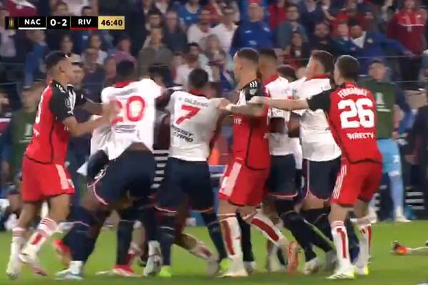 Koszmarny faul, potem gigantyczna awantura na murawie. Ale co zrobił sędzia?! [WIDEO]