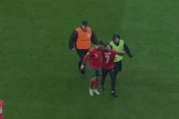 Wbiegł na murawę i zrobił zdjęcie z Ronaldo. Poznał karę Wbiegł na murawę i zrobił zdjęcie z Ronaldo. Poznał karę
