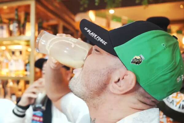 McGregor bliżej baru niż oktagonu. Irlandczyk ponownie szokuje [WIDEO]