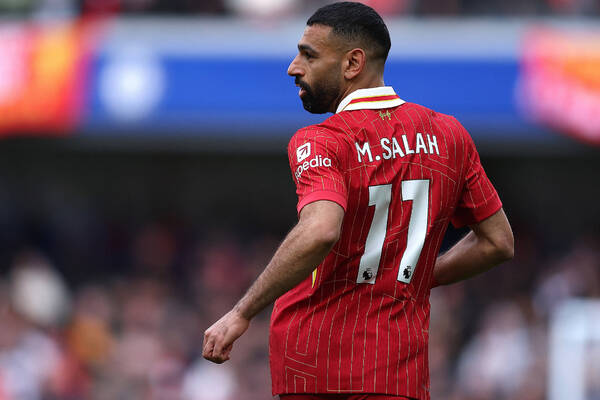 Salah skonfliktowany z dawnym filarem Liverpoolu. 