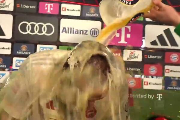 Tak Bayern celebruje tytuł. Suchar Muellera i kąpiel Kane'a [WIDEO]