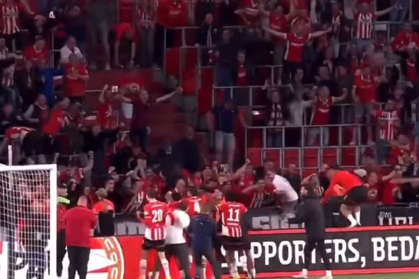 Hitowe nagranie ze stadionu PSV. Kibice z nosami w telefonach. I nagle euforia [WIDEO]