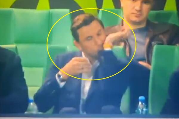 Przedziwny rytuał legendy. Tak zachowała się przed karnymi Szachtara [WIDEO]