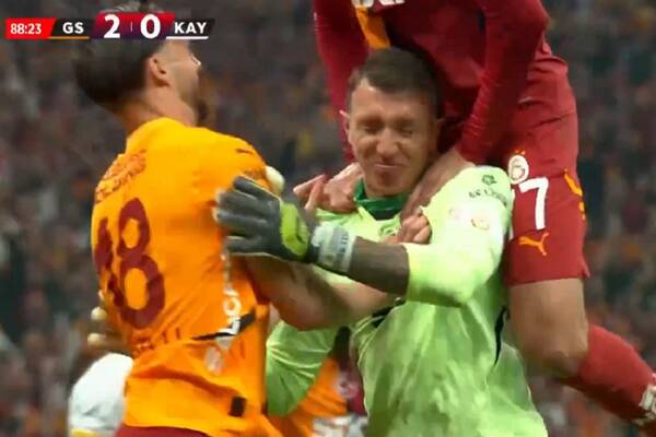 Rzut karny dla Galatasaray. Do wykonania podchodzi… bramkarz [WIDEO]