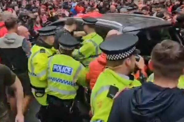 Tragedia na fecie Liverpoolu! Kierowca zaczął rozjeżdżać kibiców [WIDEO]