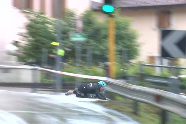 Dramat na Giro d'Italia. Kolarz nagle runął w przepaść [WIDEO]