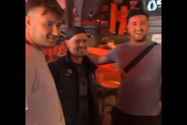 Piłkarz Chelsea we wrocławskim barze. Co za spotkanie [WIDEO]