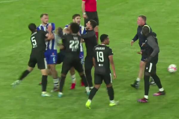 Dziewięć czerwonych kartek po końcowym gwizdku. Awantura w ligowym hicie [WIDEO]