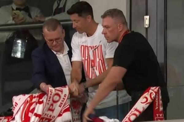 Lewandowski przyłapany na meczu Polski. Szybka reakcja kibiców [WIDEO]