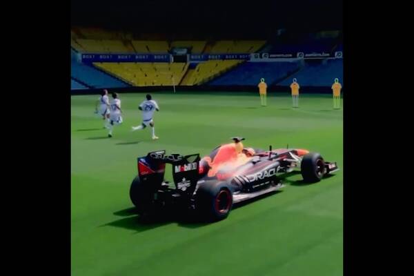 Gracze Premier League kontra bolid F1. Wynik szokuje [WIDEO]