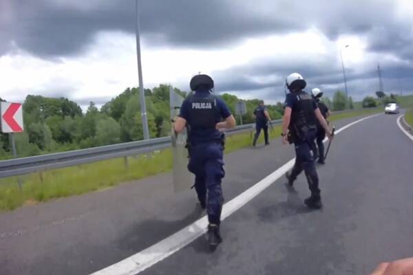 Policja udaremniła wielką bijatykę. Tuż po meczu polskiej ligi [WIDEO]