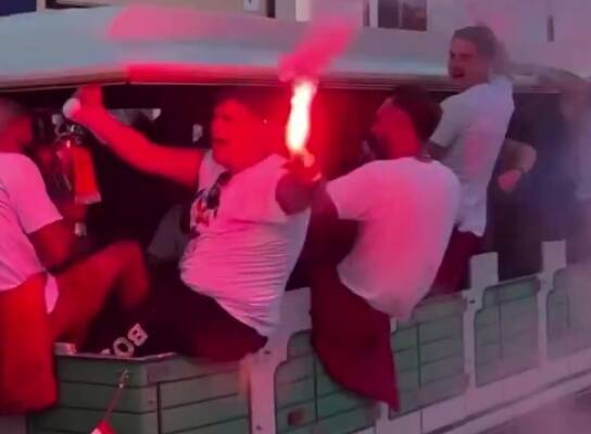 Na fecie zamiast busa... pociąg. Takiego świętowania awansu jeszcze nie było [WIDEO]