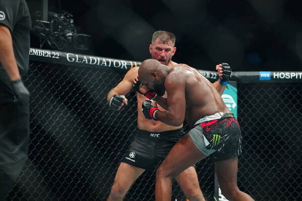 Mistrz UFC nagle zakończył karierę. Szybka reakcja organizacji