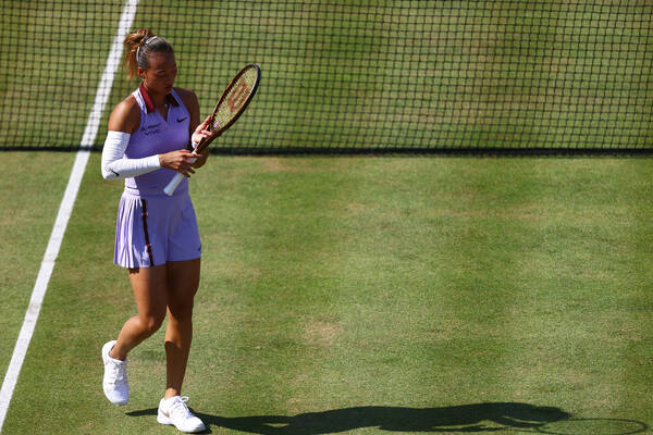 Pogrom faworytek. Kolejna gwiazda poza Wimbledonem [WIDEO]