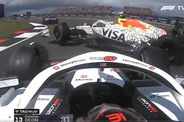 Dwie kraksy na starcie wyścigu F1! Potężna ulewa na torze [WIDEO]