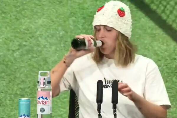 Usiadła i wyciągnęła piwo. Szok na Wimbledonie [WIDEO]