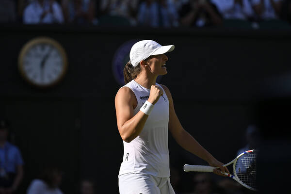 Świątek dorównała legendom. Kosmiczny wyczyn w finale Wimbledonu