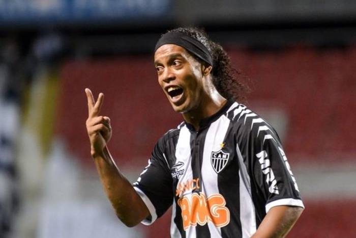 Ronaldinho wspomina karierę: Od przejścia do Manchesteru United dzieliły mnie godziny. Wtedy odebrałem telefon z Barcelony