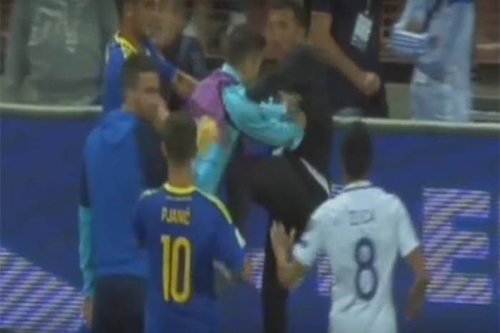 Awantura po meczu Bośnia - Grecja. Piłkarz stracił ząb! [VIDEO]