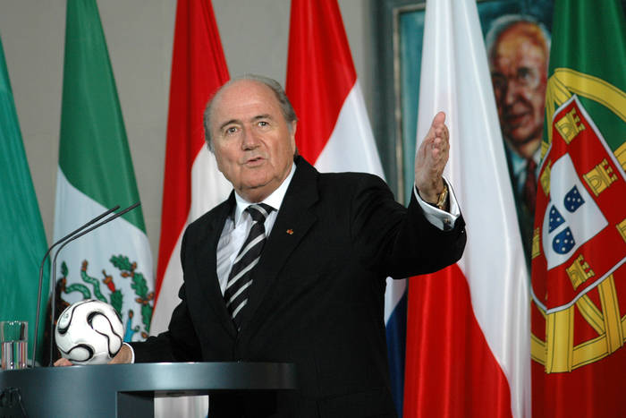 Blatter krytycznie o VAR: Trzeba pozwolić sędziom popełniać błędy