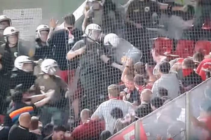 Bójka kibiców Bayernu z grecką policją [video]