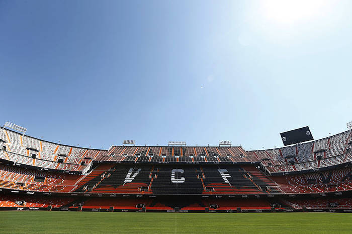 Valencia wygrywa i goni Barcelonę