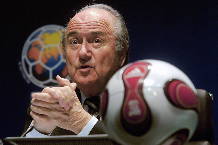 Blatter potwierdził odejście. Skandal na konferencji