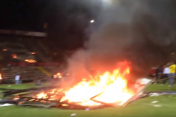 Kibice w Turcji po przegranej... podpalili stadion! [VIDEO]