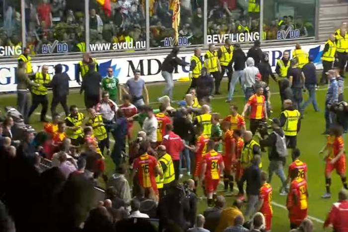 Chuligani zaatakowali piłkarzy po barażu o Eredivisie [VIDEO]