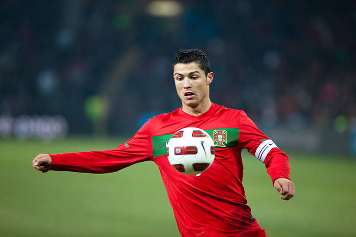 "Ronaldo zachowuje się jak panienka, a na boisku tylko nurkuje"