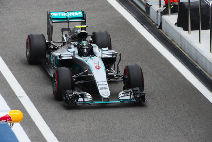 Rosberg wygrał kwalifikacje, Hamilton rozbił bolid 