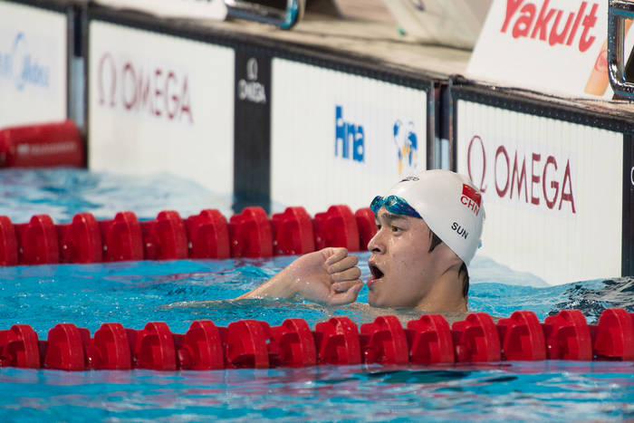Chiński mistrz olimpijski w pływaniu na dopingu? "On sika na fioletowo!"