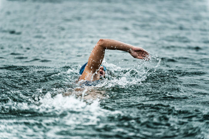 Francuska pływaczka straciła medal za... podtapianie rywalki [VIDEO]