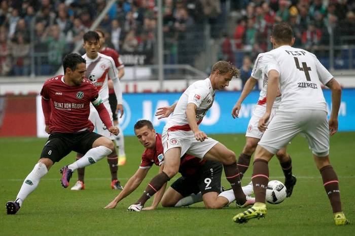 Bundesliga: Porażka HSV w Hanowerze, niepokonany beniaminek nowym liderem