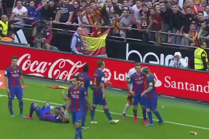 Kontrowersje pod koniec meczu Valencii z Barcą. Neymar trafiony butelką [VIDEO]