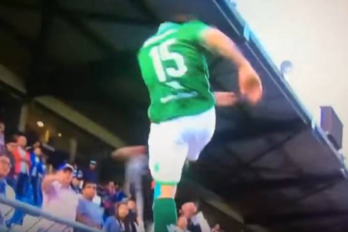 Szokujące sceny w Chile. Piłkarz próbował kopnąć kibica w głowę! [VIDEO]