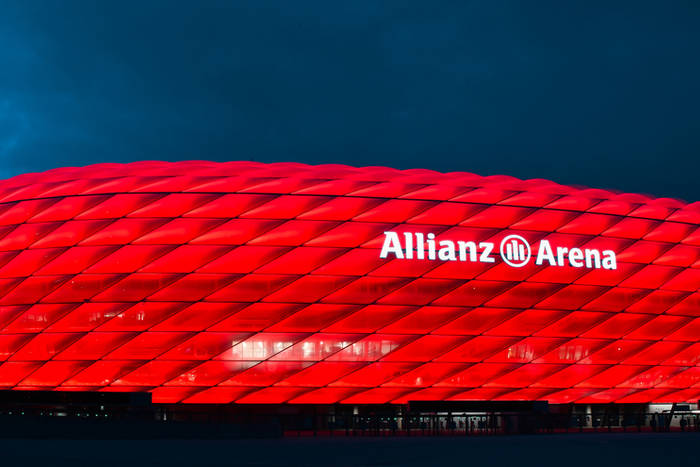 Szef Bayernu krytykuje władze piłkarskie: Nasi zawodnicy chodzą na dziąsłach