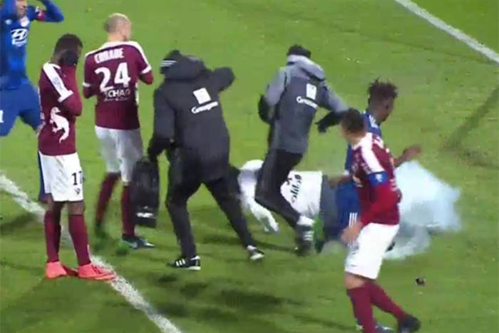 Skandal w Ligue 1. Bramkarz Lyonu obrzucony petardami [VIDEO]