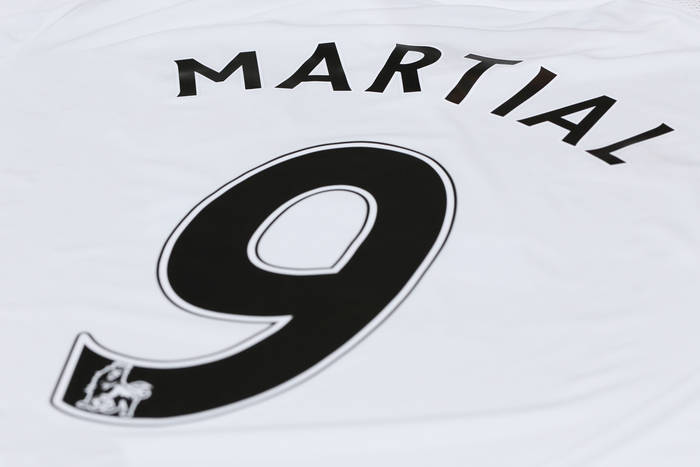 Martial zirytowany siedzeniem na ławce Martial zirytowany siedzeniem na ławce
