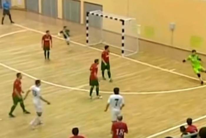 Nieprawdopodobny gol w futsalu. Piłkarz wcale tego nie chciał! [VIDEO]